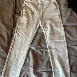 GRÅA ”Fila” mjukis byxor - XS, resårband vid fotleden, aldrig använt. Original priset: 250kr