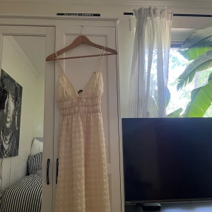 VACKER KLÄNNING - Säljer den vackraste sommarklänningen från Gina Tricot. Helt slutsåld, går ej att köpa längre. I nyskick! Använde gärna köp nu!