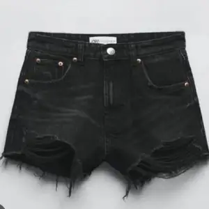 Zara jeans shorts svarat🩷 Är i storlek 34💕