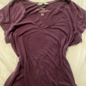 Mörklila Tshirt - Urringad/v-neck tshirt♡ Storlek M men passar S&XS♡ Skicka gärna prisförslag ♡ Frågor? Kontakta mig, svarar snabbt ♡