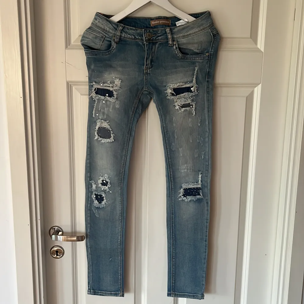 Håliga coola jeans med strass stenar på , aldrig använda! Nypris 3000. Jeans & Byxor.