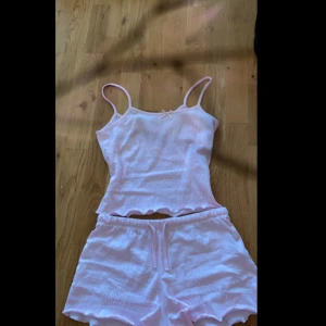 Söt matchande pyjamas  - Sitter asskönt men aldirg använd. Säljer då den inte kommer till användning. Helt i nyskick❤️