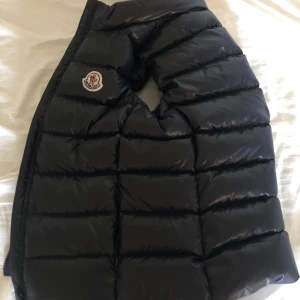 Moncler väst - Denna västen är passande för dom mellan 10-12 år.