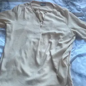 En kortärmad blus i storlek XL köpt från vero Moda. Kontaka mig om du har ett annat prisförslag eller är intresserad av att köpa!!❤️