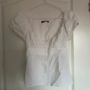 brandy melville blair topp - sjukt fin topp eller blus från brandy melville. vill ge en heads up för att urringningen är väldigt stor. använd max 2 gånger. onesize men XS/S.