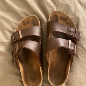 Birkenstocks - Birkenstocks i storlek 38, men skulle säga 39. Skitsnygga nu till sommaren:) skick 8/10❣️