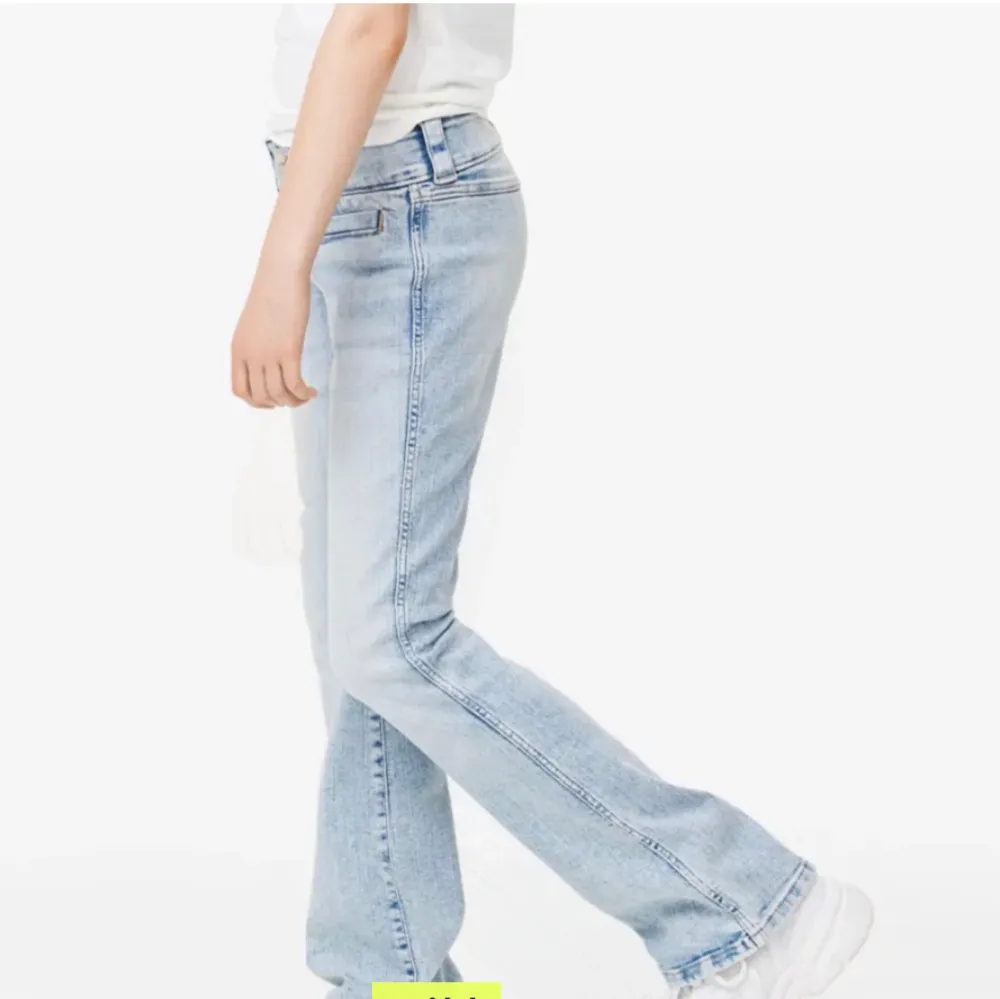 Säljer mina jätte snygga jeans från hm då de inte riktigt passar.  Loweaist och bootcut. Jeans & Byxor.