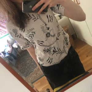 Blus/tshirt  - Köpt second hand 🫶 hör av dig vid frågor!