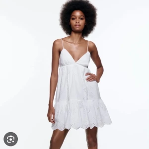 Zara klänning - INTRESSEKOLL på den här populära klänningen från Zara. Perfekt till sommaren, student, midsommar mm. Använd 1-2 gånger.🤍