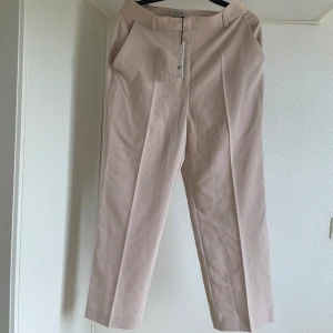 Kostymbyxor beige 40 - Storlek 40 oanvända beige pris 200kr