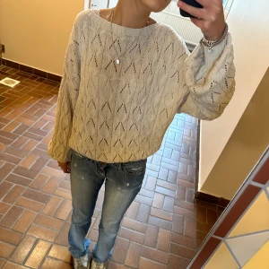 Tröja  - Långärmad tröja. I perfekt stick. 