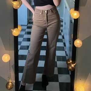 Jeans - Ett par fina bruna jeans från lager 157 som knappt är använda. Fransiga nertill och normalhög midja. 