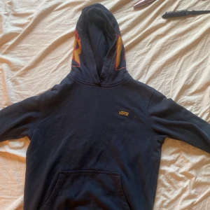 Vans hoodie - Tjena! Säljer en välanvänd vana trasher hoodie. Skicka 3/10. Små hål nere vid midjan från brädan. Storlek junior M. Tröjan har mycket mer att ge så diskutera pris om du är intresserad!