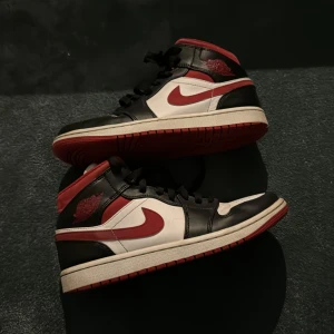 Jordan 1 gym red - Säljer mina Jordan 1 gym red för de först är för små och har byt still de är helst rengjorda inte en ändå fläck elr creas köpte från sole plus 2020 för 3000