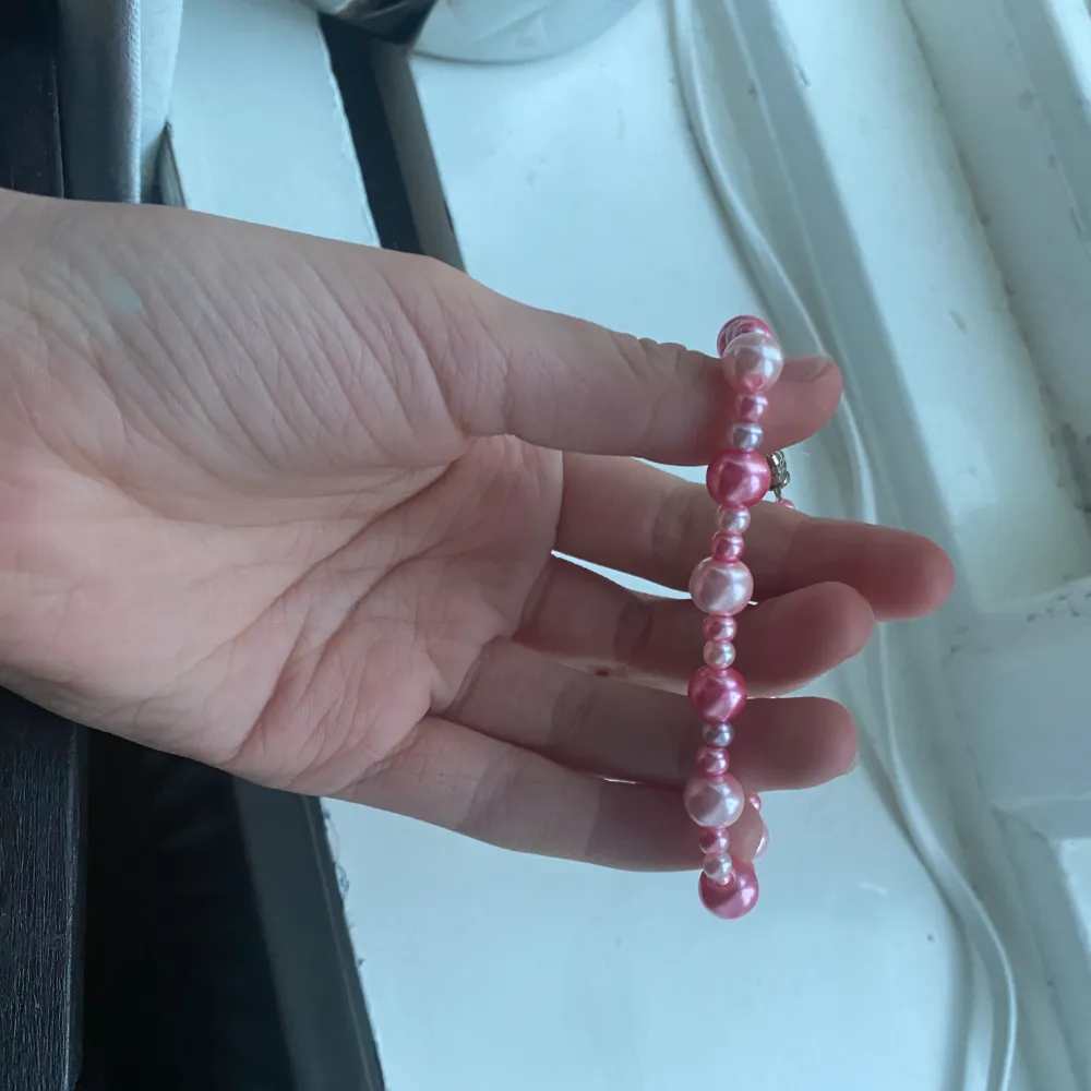 Lite mindre armband! Passar perfekt till sommaren och jätte fina färger🌸😍. Asusteet.