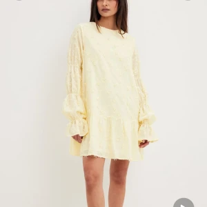 gul klänning med ärmdetalj  - beställde hem denna jätte eftertraktade och slutsålda somriga klänning från na-kd, men föll inte riktigt mig i smaken på just mig, därav säljer jag den. köp direkt för 1000kr. prislapp kvar!!