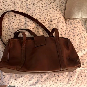 Läderväska - Äkta läderväska, made in Italy. Brun conjakfärg. Har en botten.