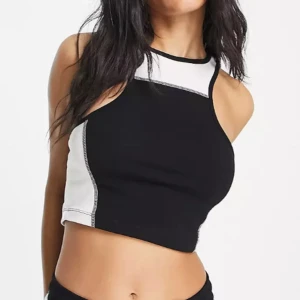 ASOS design svartvit topp/linne - Ascoolt svartvitt linne/topp, ASOS design, i storlek 40. Helt ny, endast testad. Köpt från ASOS. Skitsnygg, satt tyvärr lite för stort på mig, men hann inte returnera den i tid. Lånade bilder, men bara att skriva så fixar jag andra bilder:)