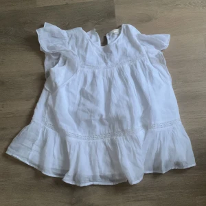 Blus - Använd 1 gång så skulle säga att den är nyskick. Köpt på barnavdelningen men skulle säga att den passar Xs-S också.