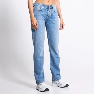 Lågmidjade straight jeans - Lågmidjade straight jeans från lager 157 i modellen ”icon”. Superfint skick i storlek XXS, skriv om du vill ha egna bilder💕🙌🏻