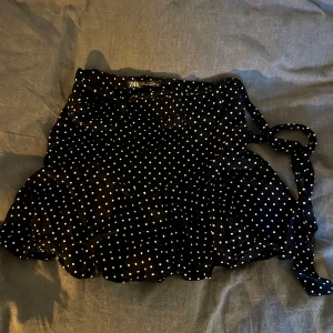 Prickig kjol mini - Superhärlig kjol från Zara i prickigt mönster. Tunt och fint tyg men med ”insydda” byxor som inte syns men jätteskönt att det finns. Tyvärr blivit för liten annars en favorit! Fint fall, lite volangig ☺️