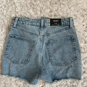 Blåa lite lätt slitna jeans shorts från hm som är oanvända och har lappen kvar. Köpta för 299kr men säljer för 150kr pga storlek!
