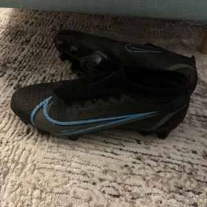 Fotbollsskor  - Nike mercurial fotbollsskor väldigt bra skick, storlek 42.5 , sköna skor köpta för 2000kr säljs för 800kr