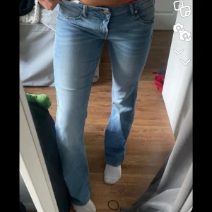 Lågmidjade bootcut jeans  - Säljer dessa Lågmidjade bootcut jeans som är slutsålda från hm💕💕har en fläck på rumpan som jag visar på andra bilden 
