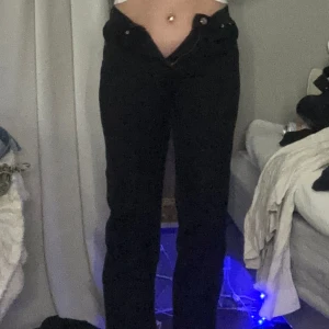 Jeans  - Detta är ett par svarta jeans från Gina tricot, med en fin passform. De köptes för 399kr och jag säljer de för 200kr. De är i bra skick och jag har ingen användning för de, då de inte passar mig längre 