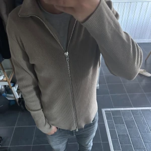 Helzip från Ljung - Helzip ifrån Ljung, nypris 1400kr, nyskick. Storlek medium. Mitt pris 800