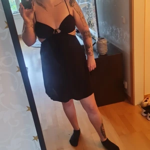 Klänning  - Helt ny klänning från HM som bara aldrig kommit till användning.  Storlek medium Ny priss 299kr  Mitt pris 150 kr 