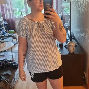 Topp - Helt ny topp, köptes förra året, har prislapp kvar. Inget fel på den har bara aldrig kommit till användning.  Ny pris 299 kr Mitt pris 150 kr