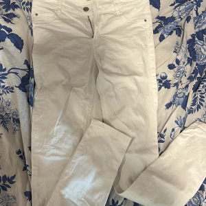 Vita jeans från cubus - Vita jeans använda fåtal gånger i storlek M från cubus. En hålla har dock gått sönder. 