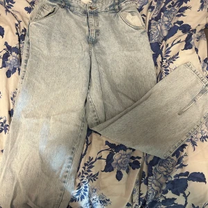 Ljusblå jeans - Ljusblå jeans från hm i storlek 40. Använda fåtal gånger. 