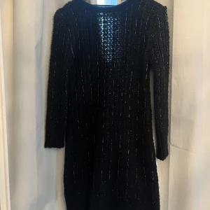 Stickad jacka  - En stickad klänning från zara med öppen rygg! Jätte fin men säljer då den inte kommit till användning:) 