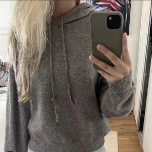 Stickad tröja  - Brun stickad tröja från Lindex. Storlek XS, passar också S. Helt slutsåld. Första bilden är lånad. Skriv vid frågor eller fler bilder 💞