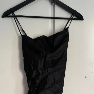 Satinlinne från Zara - Fin satinlinne med korsad rygg🍾🌟