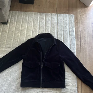 Overshirt (riley) - En riktigt skön mörkblå overshirt från riley i Manchester tyg och i storleken small. perfekt för lite kyligare sommarkvällar! Original priset på jackan ligger på 1800kr mitt pris 599 då jag har växt ut den och vill bara bli av med den.  Mvh Theo :)