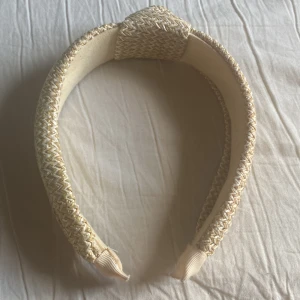 Hårband  - Säljer mitt hårband som påminner om orm skin bra skick säljer för att att den inte är min stil längre skriv om du har mer frågor 
