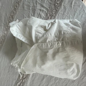 Vit skjorta  - Vit skjorta från Lindex. Lappen på skjortan är avklippt men den passar XS-S. Bra skick.