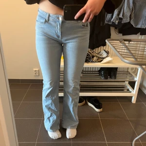 Lågmidjade jeans zara  - Storlek 40 men passar även 38. Säljer då de blivit lite för stora för mig