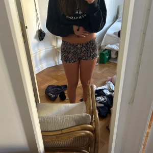 Jeans shorts  - Mönstrade jeansshorts som är lågmidjade 