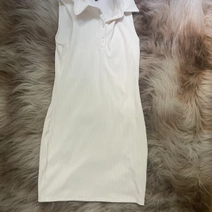 Vit klänning  - Storlek smål och vit med en krage 