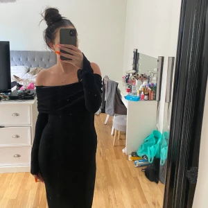 Lång klänning  - Fin klänning från Gina tricot, som inte kommer till användning använd Max 2ggr