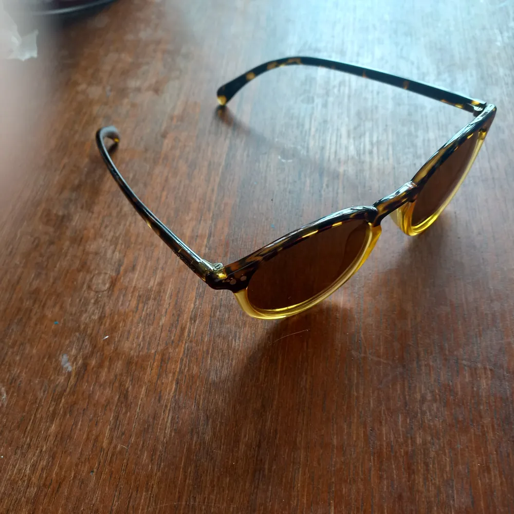 Fina solglasögon från polarorid. Har knappast används därför jag säljer dom nu. Jag får inte fram exat modell och nu pris men skulle säga mellan 700-1000 kr . Accessoarer.
