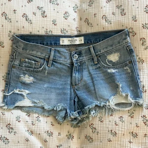 jeansshorts från abercrombie & fitch - Jättefina lågmidjade jeansshorts med hål från abercrombie & fitch som jag köpt på Vinted men inte använt pga för små. De ser inte heller använda ut av den förra säljaren så jag tror de är helt nya🌸 midjemått: 36 cm tvärsöver/ w24 