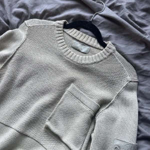 Stone island tröja - Säljer min stone island ghost tröja då jag behöver pengar till sommaren, den har inga defekter den är i nyskick. Såklart är den äkta (Pris kan diskuteras vid snabb affär)