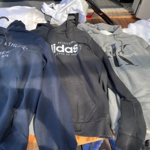 Hoodies Calvin Klein jeans, Adidas. - 3 tröjor storlek S en storlek 170