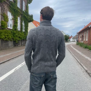 Massimo dutti ulltröja  - Massimo dutti ulltröja i perfekt skick. Inga flaws eller fläckar. Tjock och varm tröja som är perfekt inför våren. Made in Italy  Om det finns funderingar så är det bara att hoppa in i dm. Mvh/ StilKontoret. 