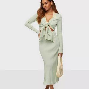 Adoore riviera knitted dress - Säljer min fina klänning från Adoore. Passande inför sommaren och midsommar. Använd 1-2 gånger men den är så gott som ny. Säljer den vidare nu för att den inte passar mig. Kvitto finns om det skulle begäras. Otrolig kvalité och charmig på.🌸